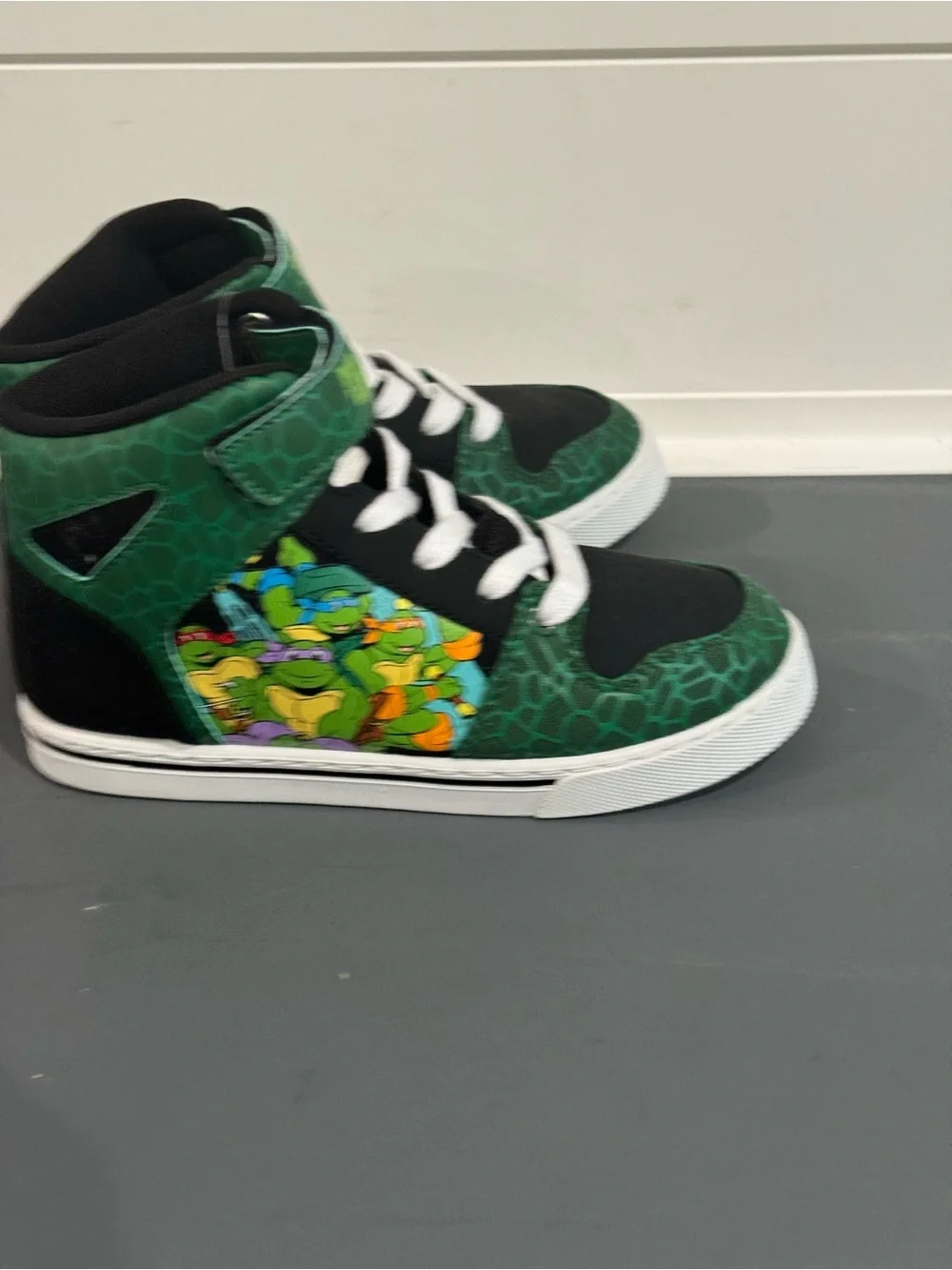 Kids High-Top Sneakers with Green and Black Accents - Durable Everyday Shoes